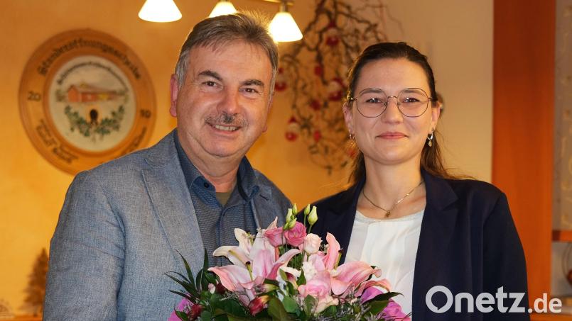 Die 36-jährige Bianca Heistrüvers bewirbt sich für die ÖDP um das Bundestags-Direktmandat. Kreisvorsitzender Alfred Damm gratulierte zur Nominierung mit einem Blumenstrauß. Bild: Hirsch