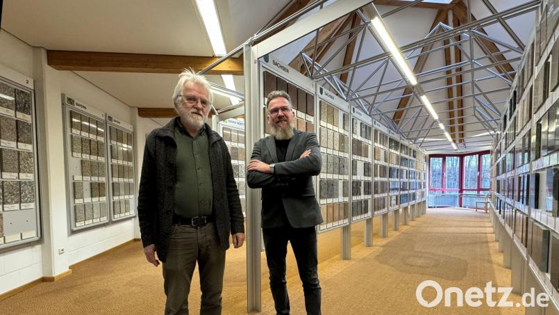 Der frühere Leiter des Natursteinarchivs, Reinhard Kögler (links), und der Chef des Steinzentrums, Thomas Laubscher, wollen die Sammlung für weite Kreise zugänglicher machen. Bild: Matthias Bäumler/fph