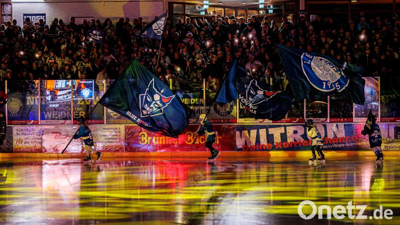 Drei Fahnen, drei Hoffnungen: Die Blue Devils Weiden sowie die Youngs Blue Devils aus dem 1. EV Weiden hoffen, dass der finanzielle Kollaps nach dem Aus des Hauptsponsors Ziegler-Holding GmbH doch noch abgewendet werden kann. Bild: Werner Moller