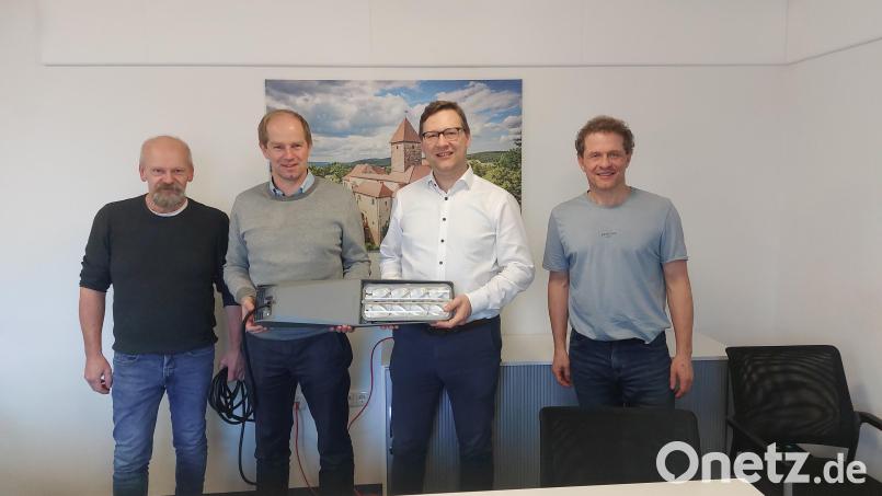 In Wernberg-Köblitz wurden die alten Lampen durch LED-Leuchtköpfe ersetzt. Im Bild (von links) Gerhard Schmerber vom Bayernwerk, Bürgermeister Konrad Kiener, Kommunalbetreuer Wolfgang Dumm und Wolfgang Geitner von der Bauabteilung. Bild: Dominik Friedl/exb