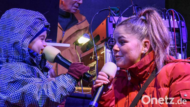 Karaoke gehört beim Weihnachtsmarkt in Amberg längst zu den beliebtesten Programmpunkten. Zum Start in die Saison 2024 traute sich Raphael mit seiner Mama Mandy auf die Bühne. Bild: Stephan Huber