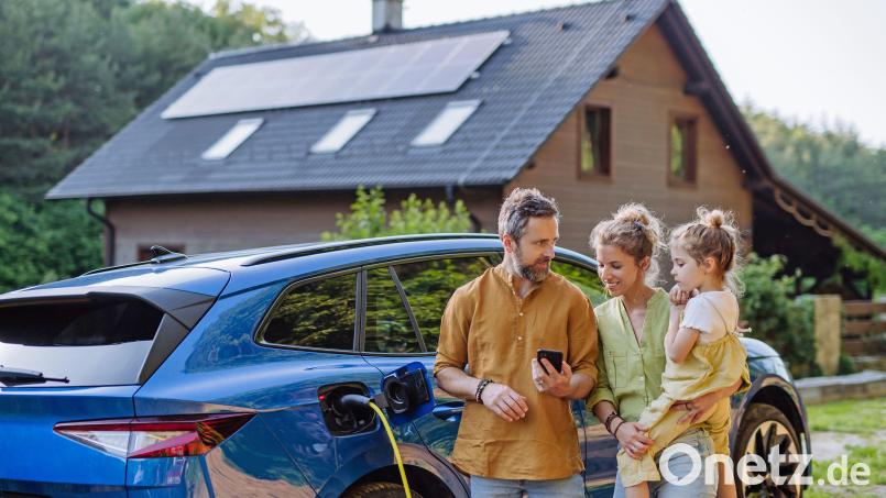 Die Photovoltaikanlage für Solarstrom am Dach und das Elektroauto im Hof: Jeder Einwohner von Sulzbach-Rosenberg kann zur Energiewende beitragen. Dafür gibt es jetzt auch kostenlose Beratung durch einen Energiecoach. Symbolbild:  DJD/E.ON/Getty Images/Halfpoint