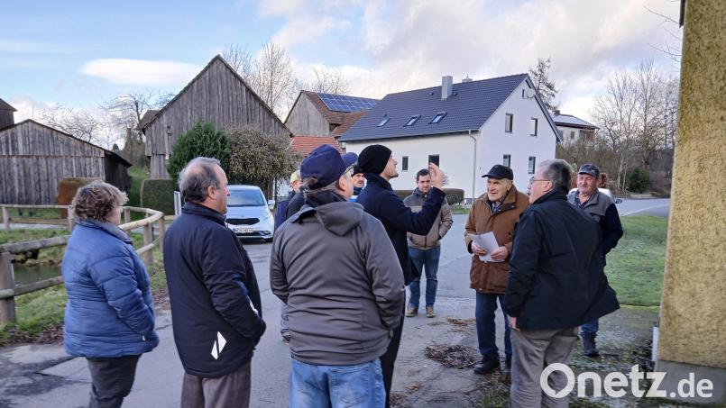 Die Dorfbewohner von Maztlesrieth wollen ihre Kapelle zum 125-jährgen Jubiläum im kommenden Jahr renovieren. Sie trafen sich mit den Behördenvertretern der Stadt Weiden und der Denkmalpflege, um deren Zustimmung zu erhalten. Sie gaben „grünes Licht“. Bild: ror