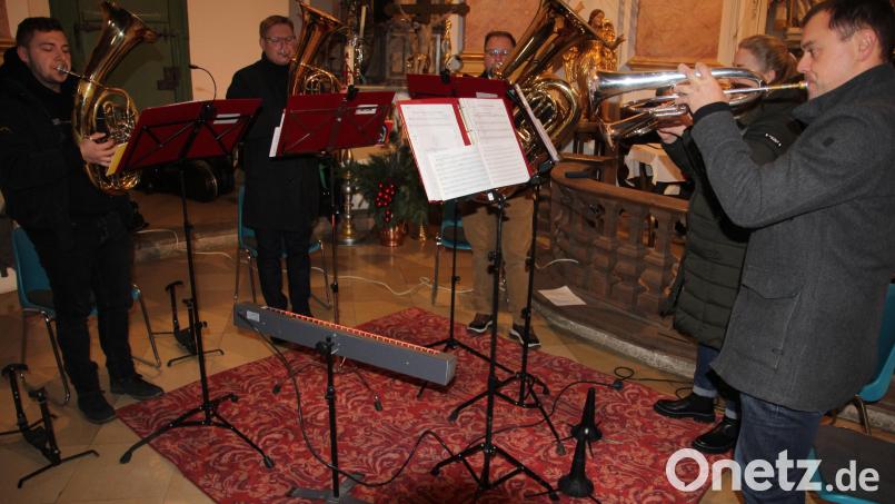 Ins Programm des Adventssingens brachte sich unter anderem die fünfköpfige Bläsergruppe der Münchenreuther Bauernkapelle mit Leiter Peter Fuhrmann (Zweiter von links) ein. Bild: kro