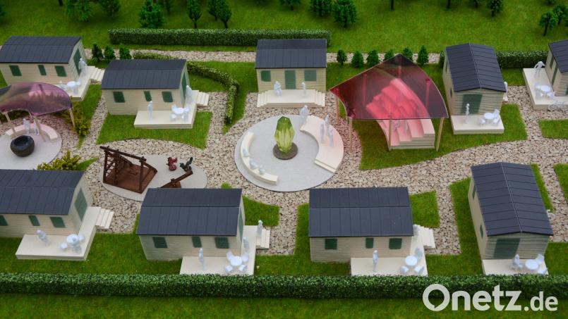Auf einem Modell, angefertigt von den Architekten Anton Dornheim und Rüdiger Reichenberger, ist im Detail zu erkennen, wie der geplante Tiny-House-Park beim Freibad in Mitterteich einmal aussehen soll. Archivbild: jr