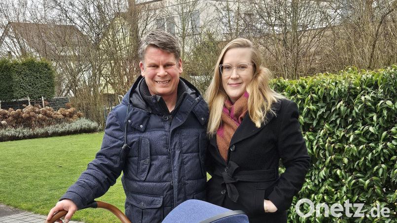 Benjamin und Loreen Zeitler bei einem ersten Ausflug mit Kinderwagen. Unterwegs gratulierte auch Pfarrer Jeschner zur Geburt von Töchterchen Livia. Bild: privat
