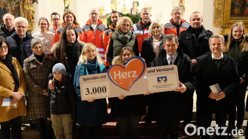 Die Volksbank Raiffeisenbank Nordoberpfalz Floß überreicht den Vertretern der Kirchengemeinden, Kindergärten und Vereine jeweils eine finanzielle Unterstützung. Bild: le