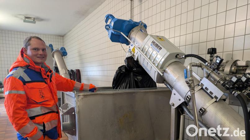 Sven Ollermann im Betriebsgebäude der Waldsassener Kläranlage. Dort wird das Abwasser mit einem Rechen grob mechanisch gereinigt und das Sammelgut über eine mechanische Schnecke direkt in einen Müllsack befördert. Bild: pz