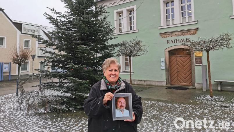Jutta Vaas-Kornprobst und ihr verstorbener Mann Richard haben den Christbaum für den Schönseer Rathaus-Vorplatz gespendet. Ein kleines Passfoto mit der Aufschrift „In Liebe, Jutta“ hat die Witwe laminiert und zwischen die Zweige gehängt. Bild: Portner