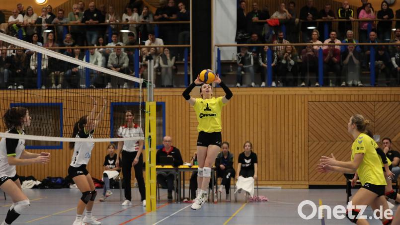 Die Volleyballerinnen des SV Hahnbach (hier rechts/Szene aus einem früheren Spiel) verloren beim Tabellenzweiten Sonthofen mit 1:3. Archivbild: Andreas Emmel
