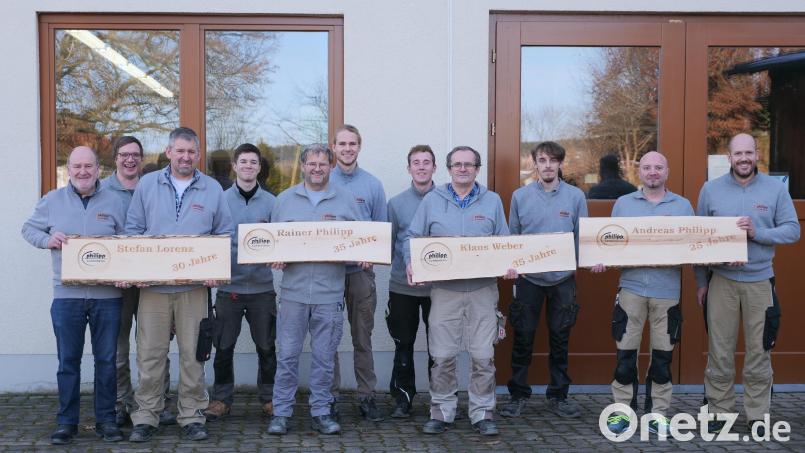 Firmenchef Manfred Philipp (links) und Junior-Chef Roman Koska (rechts) dankten Stefan Lorenz (von links mit Namensholzbrett), Rainer Philipp, Klaus Weber und Andreas Philipp für ihre Betriebszugehörigkeit. Bild: Roman Koska/exb