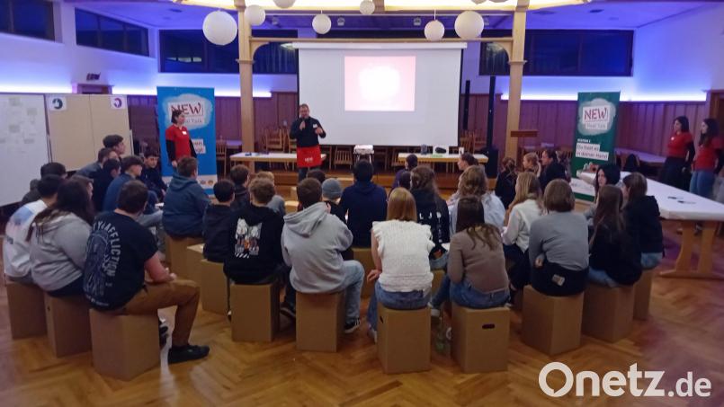 Auf großen Anklang traf der &quot;New Real Talk&quot; im großen Saal des Oberbibracher Schützenhauses. Gemeinsam mit Vertretern von Landkreis und Kommune erarbeiteten die 39 Mädchen und Jungen Ideen, um die Gemeinde in Zukunft noch besser zu machen. Bild: edo