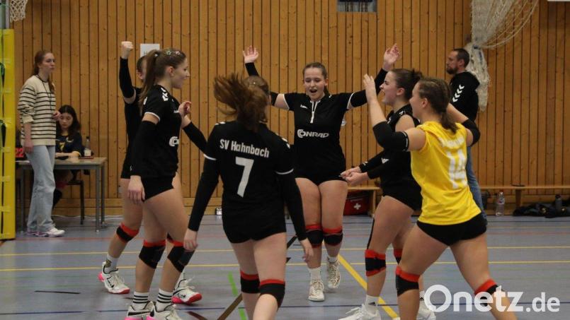 Jubel bei den U18-Volleyballerinnen des SV Hahnbach. Sie gewann bei der Oberpfalzmeisterschaft souverän den Titel. Bild: Andreas Emmel