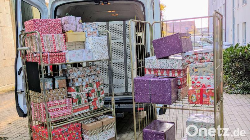 Mitarbeiter des Klinikums St. Marien Amberg haben für Kinder und Bedürftige in der Ukraine 48 Weihnachtspäckchen gepackt. Bild: Klinikum Amberg/Bublitz