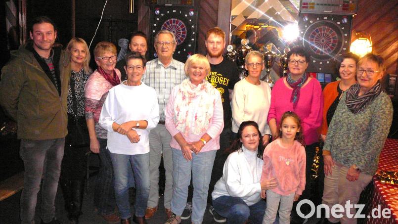 Freude bei den Beteiligten der Strick-Basare und der Initiative &quot;MEINE&quot;: (von links) Michael Dehling, Sigrid Bauer, Hanna Dehling, Conny Dehling, Manfred Lilla, Tobias Kilp, Anita Kerler, Christine Sperber, Margit Lindner und Gisela Schulenberg, vorne Lisa Nerlich, Christa Lilla, Martina und Leni Moises. Bild: ge