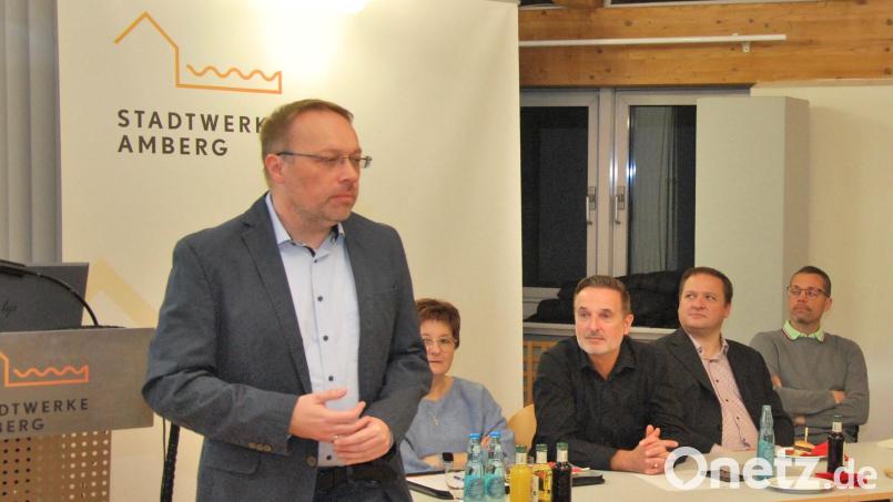 Thomas Großer (links) von den Amberger Stadtwerken gab den Vereinsvertretern einen Einblick in die politischen Vorgaben im Rahmen der Energiewende. Im Hintergrund der Vorstand des Stadtverbands für Sport mit Helga Powalla, Wolfgang Meier, Christian Hollederer und Bernhard Scheidig (von links). Bild: gsp