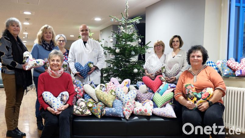 Der Kneippverein Fensterbachtal überreichte am Klinikum St. Marien in Aberg wieder Herzkissen an das Team der Frauenklink. Bild: Klinikum/Uschold