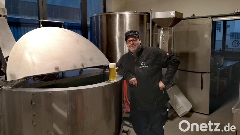 Matthias Doß im Brauwerk-Sudhaus in Mitterteich: Rund ein Jahr nach der Eröffnung zieht er Bilanz, erzählt von Änderungen und gibt einen Ausblick. Bild: lnz