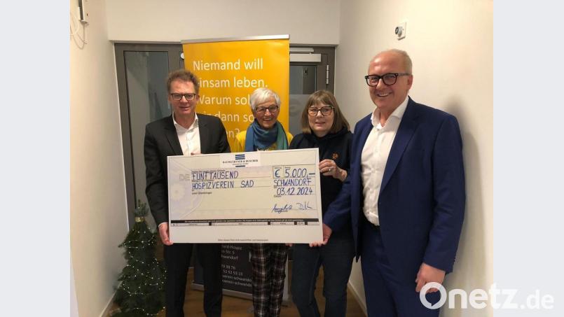 Maximilian Baumgärtner (rechts) und Heiner Duscher (links) überreichen die Spende an Brigitte Molch (Zweite von links) und Gisela Pöhler (Dritte von links) vom Hospizverein Schwandorf. Bild: Hospizverein Schwandorf/Monika Kagerer/exb