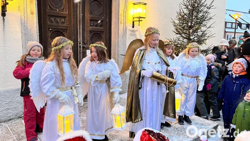 Auch heuer wird das Christkind mit seinen Engeln nicht nur die Blicke der Kinder beim Adventsmarkt auf sich ziehen. Archivbild: fpoz