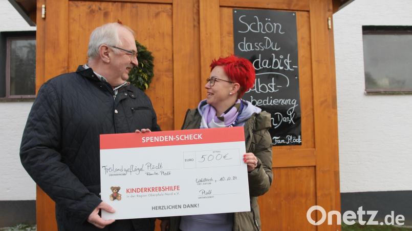 Herbert Putzer sagt Michaela Plödt &quot;Vergelt&#039;s Gott&quot; für die 500 Euro. Bild: pi