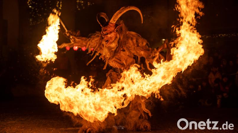 So sehen die Oberpfälzer Schlossteufeln aus. Hier ist ein Krampus während der Show in Aktion. Bild: Lea-Mareen Kuhnle