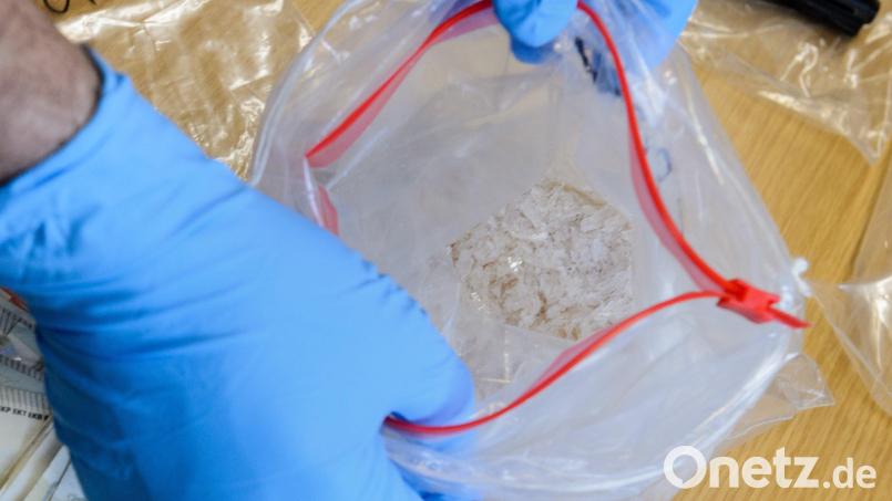 Bei Durchsuchungen in Oberpfälzer Wohn- und Geschäftsobjekten von vier Männern wurden laut Staatsanwaltschaft Amberg &quot;eine möglicherweise nicht geringe Menge Rauschgift&quot; gefunden. Dabei soll es sich um Methamphetamin handeln, in der gängigsten Form besser bekannt als: Crystal Meth. Symbolbild: Jens Schlueter/dpa