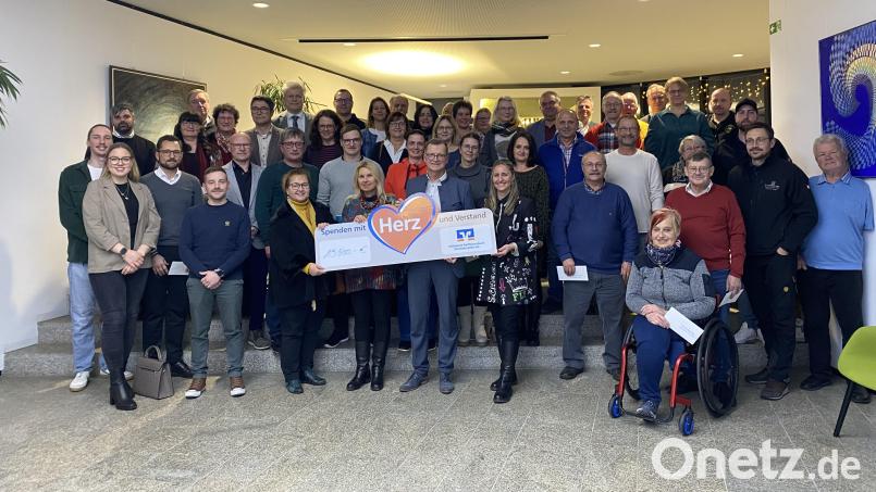Die Tirschenreuther Filiale der Volksbank Raiffeisenbank Nordoberpfalz hat den Reinertrag des Gewinnsparens an Vereine und Institutionen in ihrem Geschäftsbereich verteilt. Bild: Volksbank Raiffeisenbank Nordoberpfalz/exb