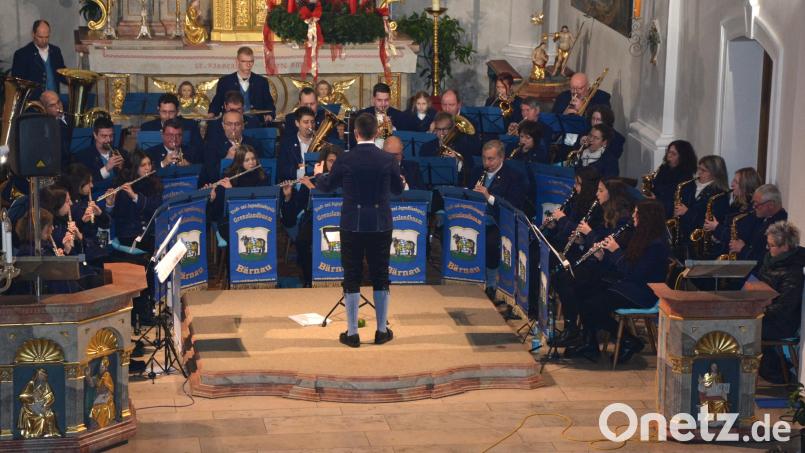 Die Bärnauer Grenzlandbuam und -moidla unter der Leitung von Günther Freundl beim Konzert in der Stadtpfarrkirche Bärnau. 42 Musikerinnen und Musiker erfreuten die Besucher mit einem eineinhalbstündigen Programm. Bild: jr