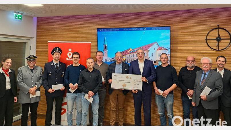 Verantwortliche der Sparkasse Oberpfalz Nord überreichten eine Spende an Kemnather Vereine. Bild: Doris Gallei/exb