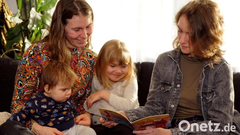 Andrea Scharf (rechts) und Karin Fischer (links) haben gemeinsam ein Weihnachtsbuch geschrieben und illustriert. In Fischers Sohn Levi und Tochter Antonia haben sie aufmerksame Zuhörer gefunden. Bild: bkr
