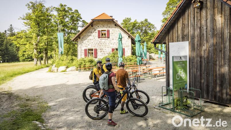 Ladestationen mit Fahrradständern wie hier am Waldhaus bei Pfaben gibt es schon etliche im Landkreis Tirschenreuth. Doch das System soll ausgebaut werden. Bild: Oberpfälzer Wald / Thomas Kujat