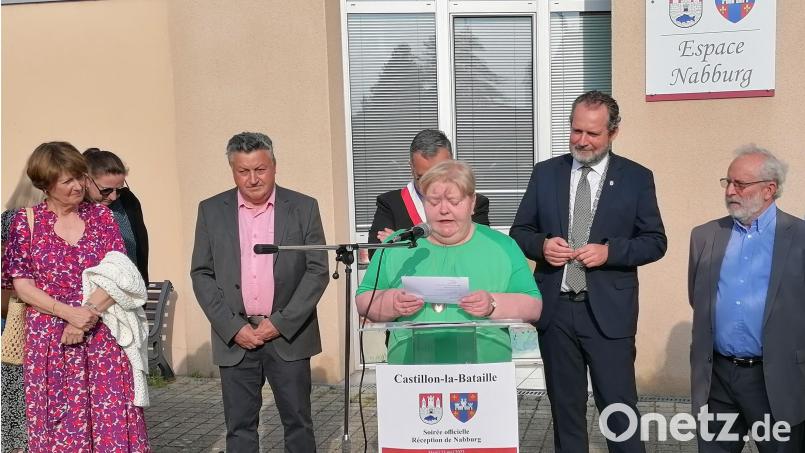 Birgit Krogner (vorne Mitte) ist nicht nur seit 20 Jahren Vorsitzende des Fördervereins Castillon-la-Bataille, sondern Dolmetscherin bei offiziellen Partnerschaftstreffen. Das Foto zeigt die neue Nabburger Kulturpreisträgerin bei der Eröffnung des Raumes Nabburg im Haus der Künste in Castillon 2023. Bild: Krogner