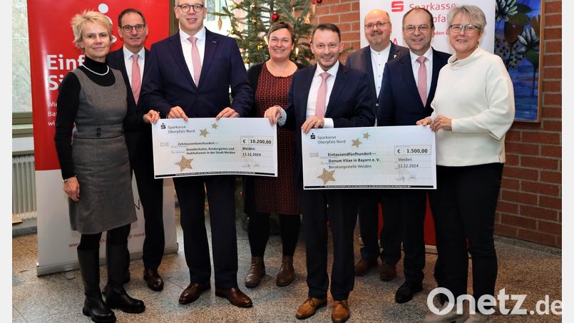 Von links: Schulamtsdirektorin Christine Söllner, Filialbereichsleiter Robert Stahl, Dr. Jens Michael Heine (Mitglied des Vorstandes), Pfarrerin Stefanie Endruweit, Oberbürgermeister Jens Meyer, Prodekan Johannes Lukas, Hans-Jörg Schön (Vorsitzender des Vorstandes Sparkasse Oberpfalz Nord), Elisabeth Schieder (Donum Vitae). Bild: Stadt Weiden/exb