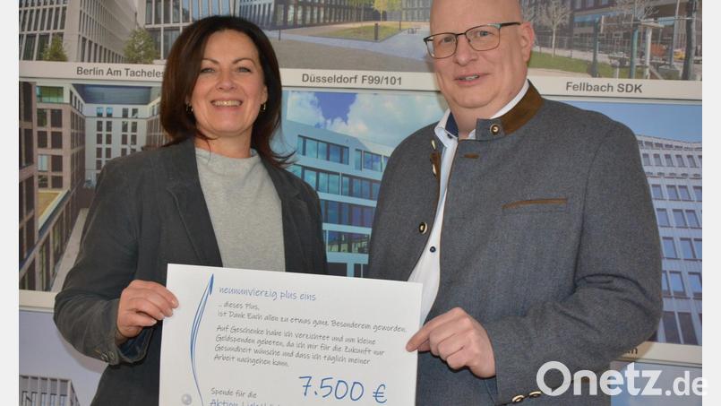 Eine Spende in Höhe von 7500 Euro überreichte Unternehmer Christian Forster an Lichtblicke-Schirmherrin Claudia Grillmeier. Er hatte zum 50. Geburtstag auf persönliche Geschenke verzichtet und zur Unterstützung der Hilfsaktion aufgerufen. Bild: jr