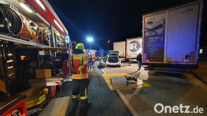 Ein Pkw prallt auf dem Pfreimder Autobahnparkplatz in den Auflieger eines Sattelschleppers. Die Beifahrerin zieht sich dabei lebensgefährliche Verletzungen zu. Bild: Clemens Hösamer