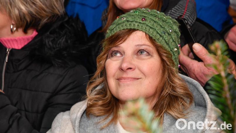 Schlagersängerin Nicki (58) ist sich bei ihrem Auftritt in Amberg treu geblieben. Bild: Petra Hartl