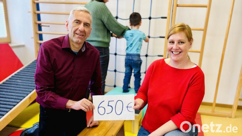 650 Euro hatte Stadtführer Günter Haller (links) bei der Spendenübergabe für die Leiterin der Frühförderstelle Sulzbach-Rosenberg, Michaela Moore (recht), dabei. Bild: Mariella Kramer