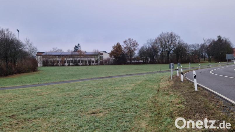 Auf diesem städtischen Grundstück im Anschluss an die Pfalzgraf-Friedrich-Mittelschule und das Sportzentrum soll bis in drei Jahren der BRK-Kindergarten entstehen. Bild: Stadt Vohenstrauß/exb