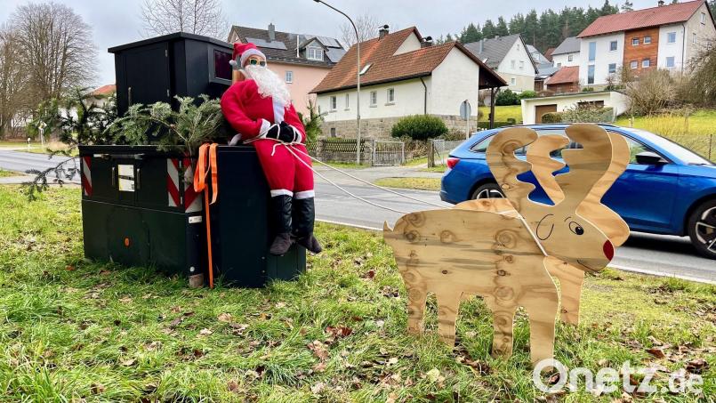 Der Weihnachtsmann ist eine Deko-Idee des Zweckverbands für Kommunale Verkehrsüberwachung in Amberg. Bild: Gabi Schönberger