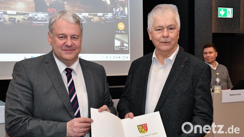 Landrat Richard Reisinger überreichte eine Urkunde an Reinhold Strobl, der seit 40 Jahren dem Kreistag angehört. Bild: Petra Hartl