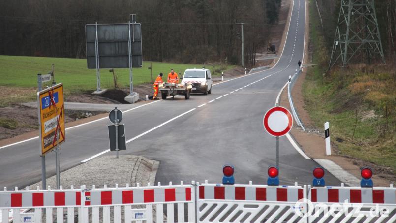 Für rund 3,6 Millionen Euro wird die Industriestraße in Wackersdorf derzeit ausgebaut. Bild: Hirsch
