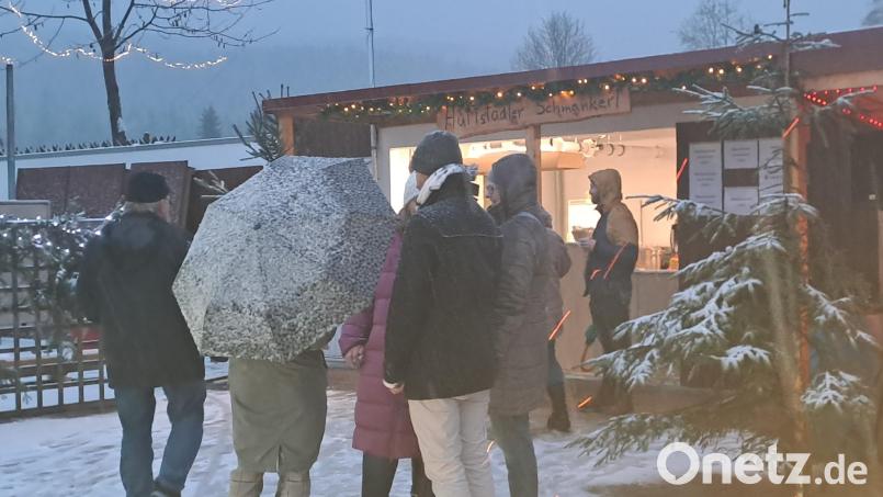 Passend zur Hüttstadler Weihnacht überzuckerten Schneeflocken den Markt. Bild: gis