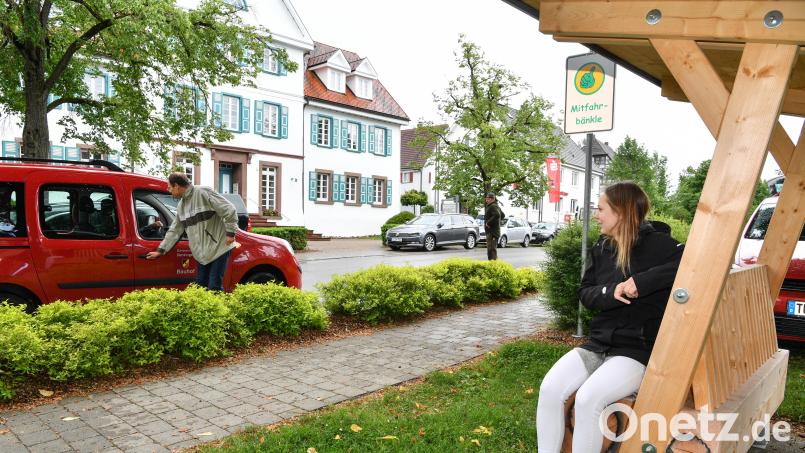 Schönsee will Beispielen anderer Kommunen folgen und Mitfahrbänke aufstellen. Hier ein Beispiel aus Denkingen in Baden-Württemberg. Bild: Felix Kästle/dpa
