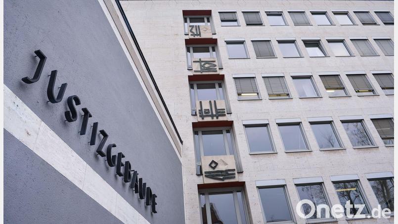 Mehr als eineinhalb Jahre nach dem Tod eines Fünfjährigen durch einen Unfall in einem Schwimmbad in Unterfranken hat die Staatsanwaltschaft Aschaffenburg gegen einen Bademeister einen Strafbefehl wegen fahrlässiger Tötung beantragt. (Symbolbild) Bild: David-Wolfgang Ebener/dpa