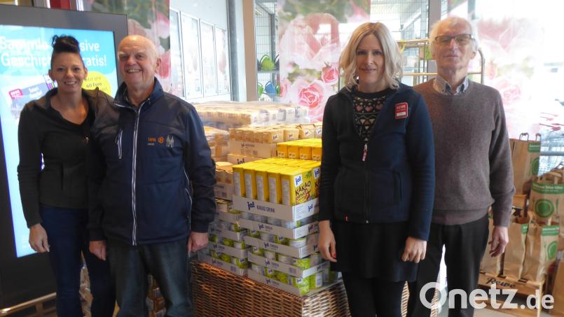 Freude bei der Übergabe der Lebensmittelspenden bei (von links) Katrin Robinson (Inhaberin Rewe Kümmersbruck), Beirat Dieter Bauer, Denise Ritterescu (Inhaberin Rewe Sulzbach-Rosenberg) und Tafel-Vorsitzendem Bernhard Saurenbach. Bild: bba