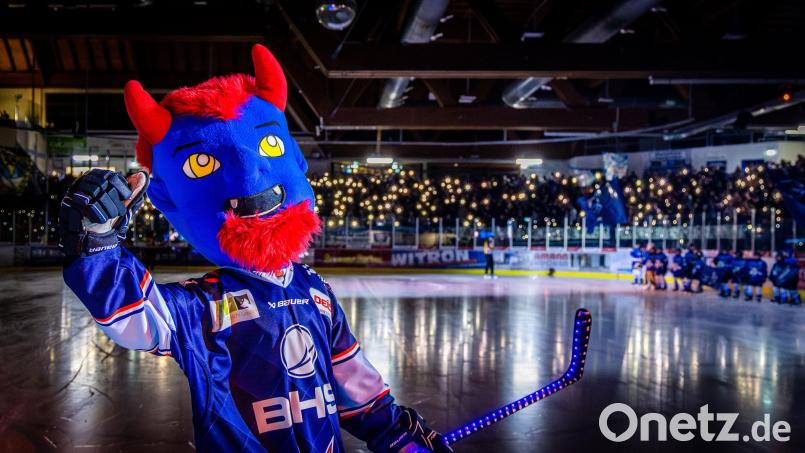 Nicht nur das Maskottchen der Blue Devils Weiden hofft, dass die finanziellen und damit existenziellen Sorgen am Eishockey-Standort bald der Vergangenheit angehören. Bild: Tobias Neubert
