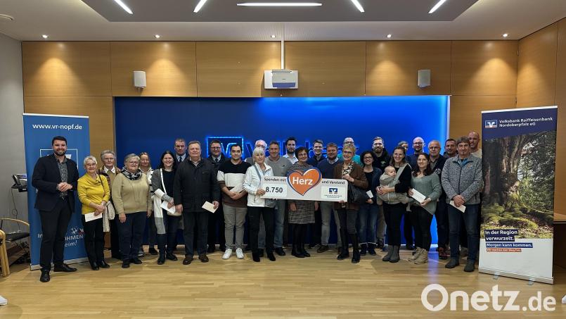 28 Vereine und Organisationen bekommen insgesamt 8.750 Euro aus dem Gewinnsparen der Volksbank Raiffeisenbank Nordoberpfalz, Geschäftsstelle Altenstadt/WN. Bild: Volksbank Raiffeisenbank Nordoberpfalz
