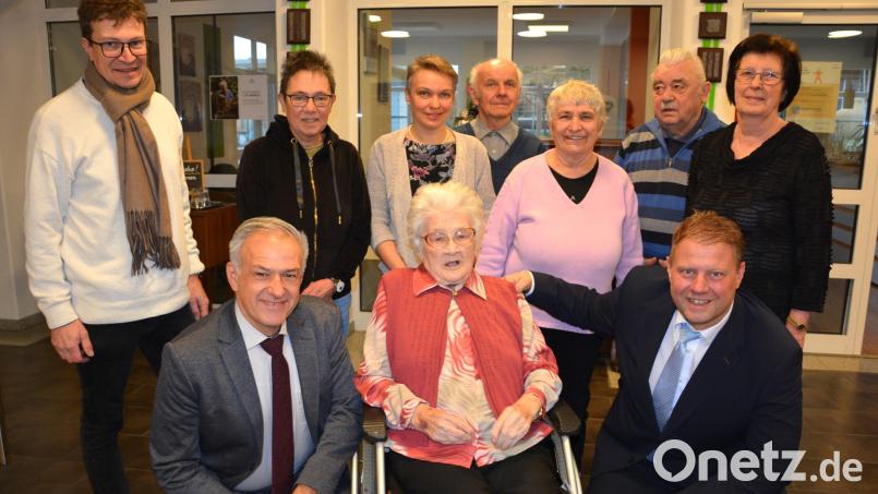 Ihren 100. Geburtstag feierte am Mittwoch Barbara Kraus (Mitte, sitzend). Es gratulierten unter anderem Großnichte und Betreuerin Anneliese Hecht (stehend, rechts) und weitere Verwandte, Vertreter der Pfarrei St. Jakob und des Stiftländer Heimatvereins sowie Landrat Roland Grillmeier (vorne links) und Bürgermeister Stefan Grillmeier (vorne rechts). Bild: jr