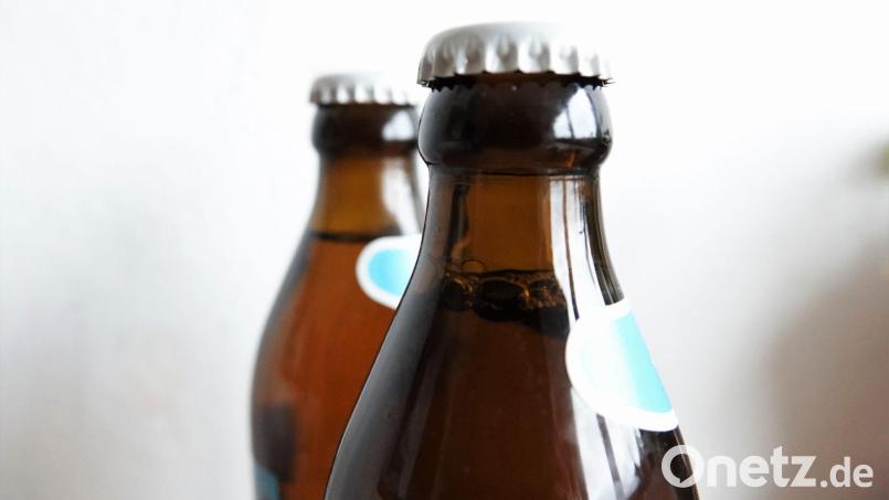 Ein 21-Jähriger bezahlt eine Flasche Bier an der Kasse, weiteren Alkohol und Lebensmittel will er aber stehen - wird dabei aber erwischt. Bild: Ann-Marie Utz/dpa